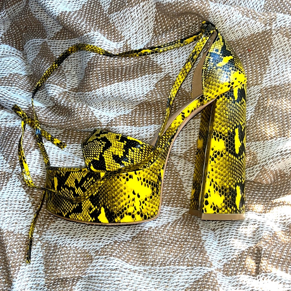 AZALEA WANG SNAKE SKIN PRINT CHUNCK HEELS SIZE 10 GLADIATOR STRAP